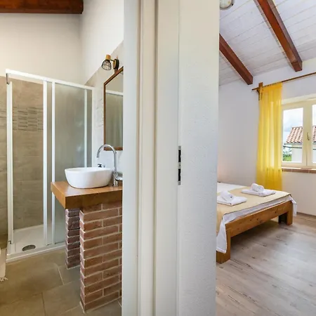Villa Katja Near Pula With Whirlpool Only 3 Km From The Krnica