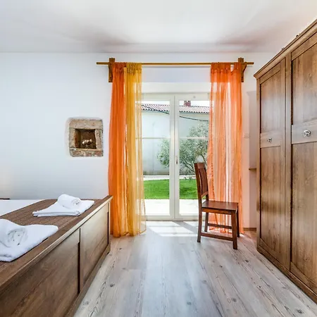 Villa Katja Near Pula With Whirlpool Only 3 Km From The Krnica