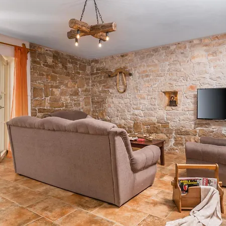 Katja Near Pula With Whirlpool Only 3 Km From The Villa *