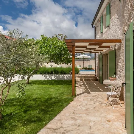 Villa Katja Near Pula With Whirlpool Only 3 Km From The Krnica