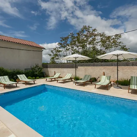 Villa Katja Near Pula With Whirlpool Only 3 Km From The *