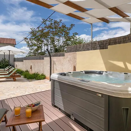 Villa Katja Near Pula With Whirlpool Only 3 Km From The Krnica