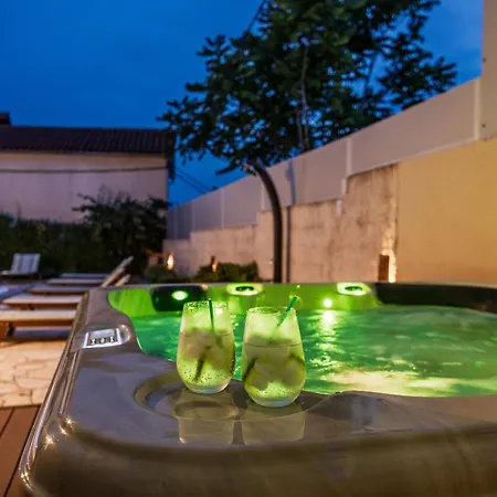 Katja Near Pula With Whirlpool Only 3 Km From The Villa *